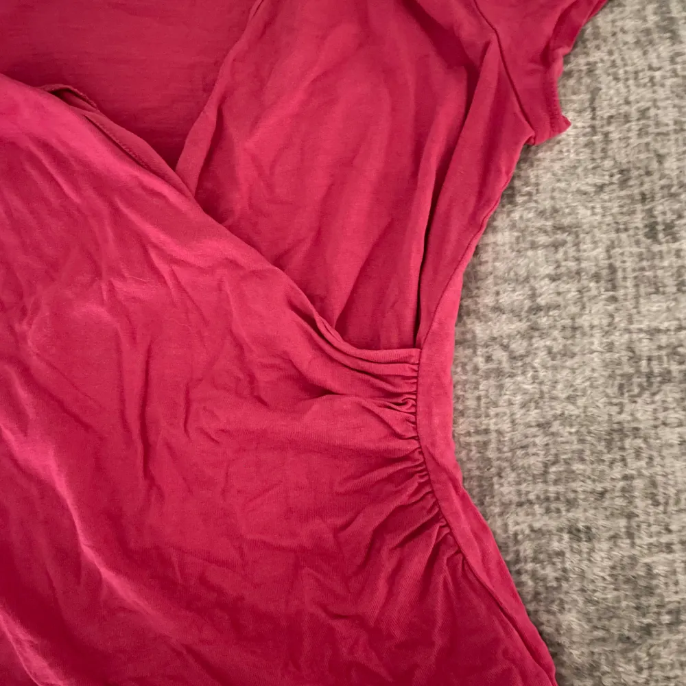 Läs info 🎀Säljer en söt rosa omlottopp från Talbots i storlek S. Toppen har en v-ringad design och korta ärmar, Materialet känns mjukt och bekvämt, . Yläosat.