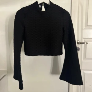 Festtopp med öppen rygg & vida armar  - Jättefin och unik festtopp med öppen rygg och vida armar  Endast använd 1 gång