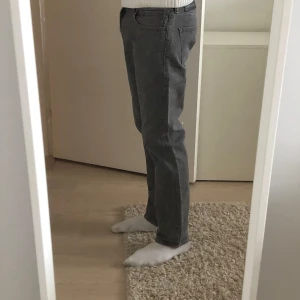 Levis jeans  - Levis jeans i storlek 32, skriv för fler bilder eller annan info. Pris kan diskuteras.