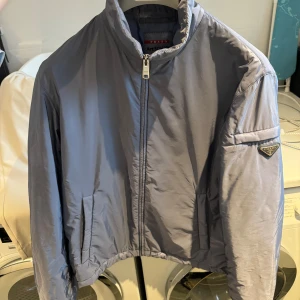 Prada Padded windbreaker  - Säljer nu denna extremt feta Prada jackan i storlek 48/M  Extremt sällsynt färg