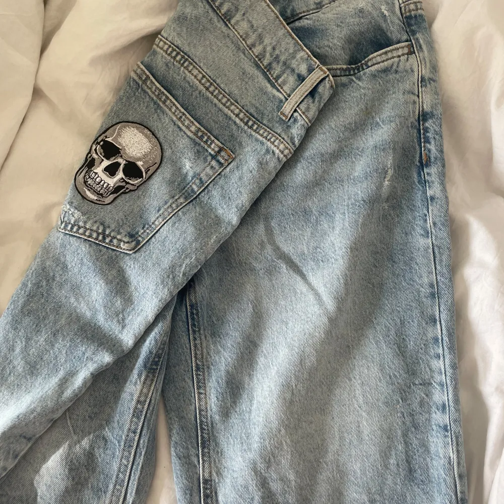 Jätte fina vintage jorts med detaljer på baksidan. Har en liten fläck men den syns knappt (har inte testat att få bort den)💕Vet inte var dem är ifrån eller storlek.. Shorts.