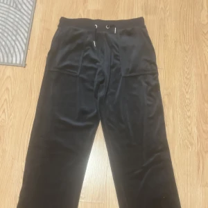 Juicybyxor i midnatt blå! - Jätte snyggt par juicy byxor i färgen midnight sky! De är köpta ifrån kidsbrandstore och jag sydde de lite kortare så de passar perfekt när man är 160-165 cm. Nästan aldrig använda har använt de bara en gång! 