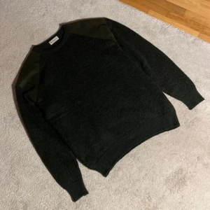 Burberry stickad tröja - Gammal burberry tröja i grönt med mocha axlar perfekt för hösten. Den värmer mycket och passar för kallare dagar. Priset är inte hugget i sten 😇