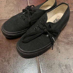 helt nya vans st 37  - köpt för 900kr