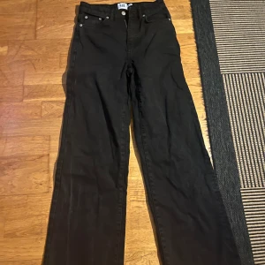 Svarta byxor från Lager 157 - Säljer ett par svarta byxor från Lager 157 i bra skick. De har en klassisk design med normal passform och raka ben. Perfekta för både vardag och fest! 🖤