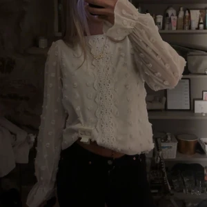 Blus  - Säljes då de tyvärr inte kommer till användning