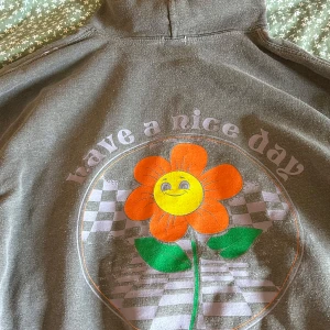 Hoodie från Urban outfitters  - Snygg ändå använd hoodie med den orginal stilen som lite sliten, syns där efter inte tydligt att den andvänts. Storlek M/L passar den perfekt till! 