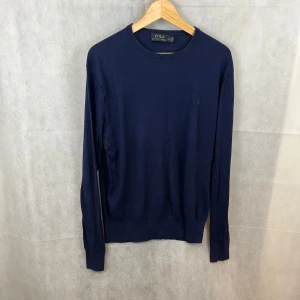 Ralph Lauren pullover - Riktigt soft raffe tröja i storlek L. Väldigt fint skick. Modellen är 185. 15% Kashmir