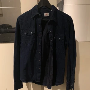 Levis Skjorta  - Mörkblå knapp Skjorta från levi’s.  Funkar att använda som overshirt också.  Stilren.  Storlek S  Passform S/M Nypris ca: 1100 :- 