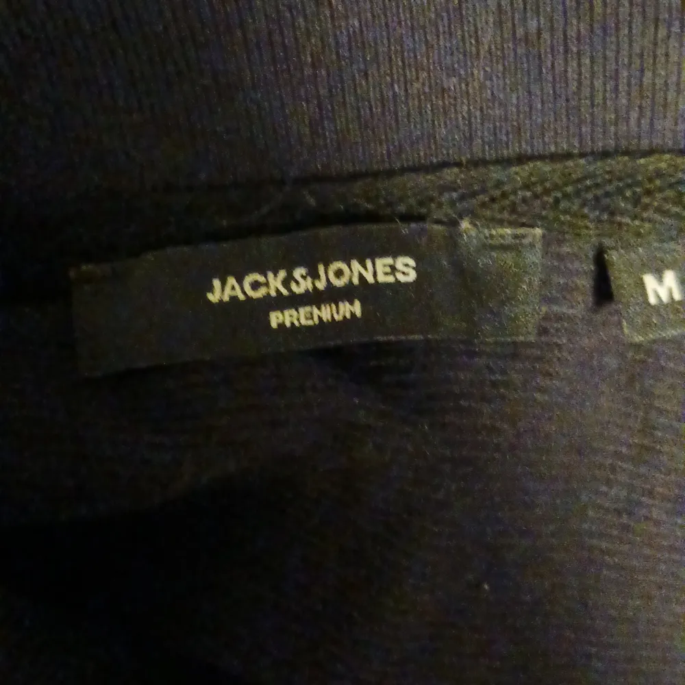 Fräsch mörkblå t-shirt från Jack&Jones. T-shirts.