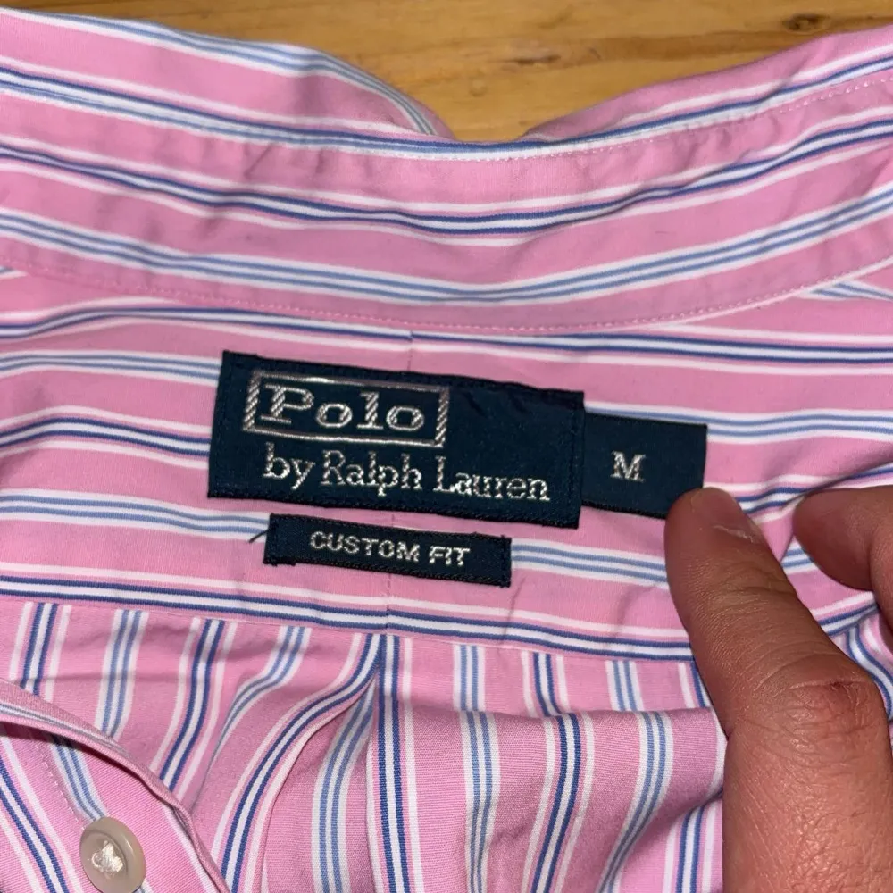 Säljer en snygg rosa randig skjorta från Polo Ralph Lauren|storlek M|skick7/10|. Skjortor.