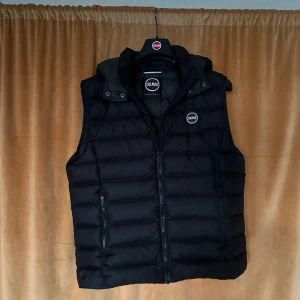 Colmar väst - Colmar Väst i riktigt bra skick, de ör inga defekter eller annat på den så i mycket fint skick. Medföljer colmar galje och även extra knappar till. Köparen står för frakten för andra frågor är de bara o höra av sig!