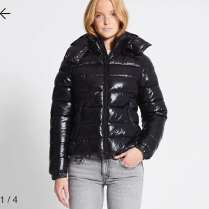 Helt slutsåld jacka från lager 157  - Glansig pufferjacka från lager 157, helt slutsåld, aldrig används och lapparna är kvar, säljs pga av fel storlek 