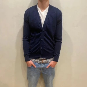Cardigan - En mörkblå cardigan av märket ”Shelton & Green”. Den är M men den är väldigt liten för sin storlek så jag skulle säga att den passar S ännu bättre. M slim, S normal, XS lite baggy. Skicket är bra och det är bara att höra av sig vid frågor! 
