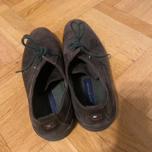 Bruna mockaskor från Timberland - Säljer ett par snygga bruna mockaskor från Timberland i bra skick. De har en klassisk design med snörning och är perfekta för höst och vår. Skorna har en bekväm innersula med anti-fatigue-teknologi för extra komfort. Perfekta för både vardag och lite finare tillfällen!