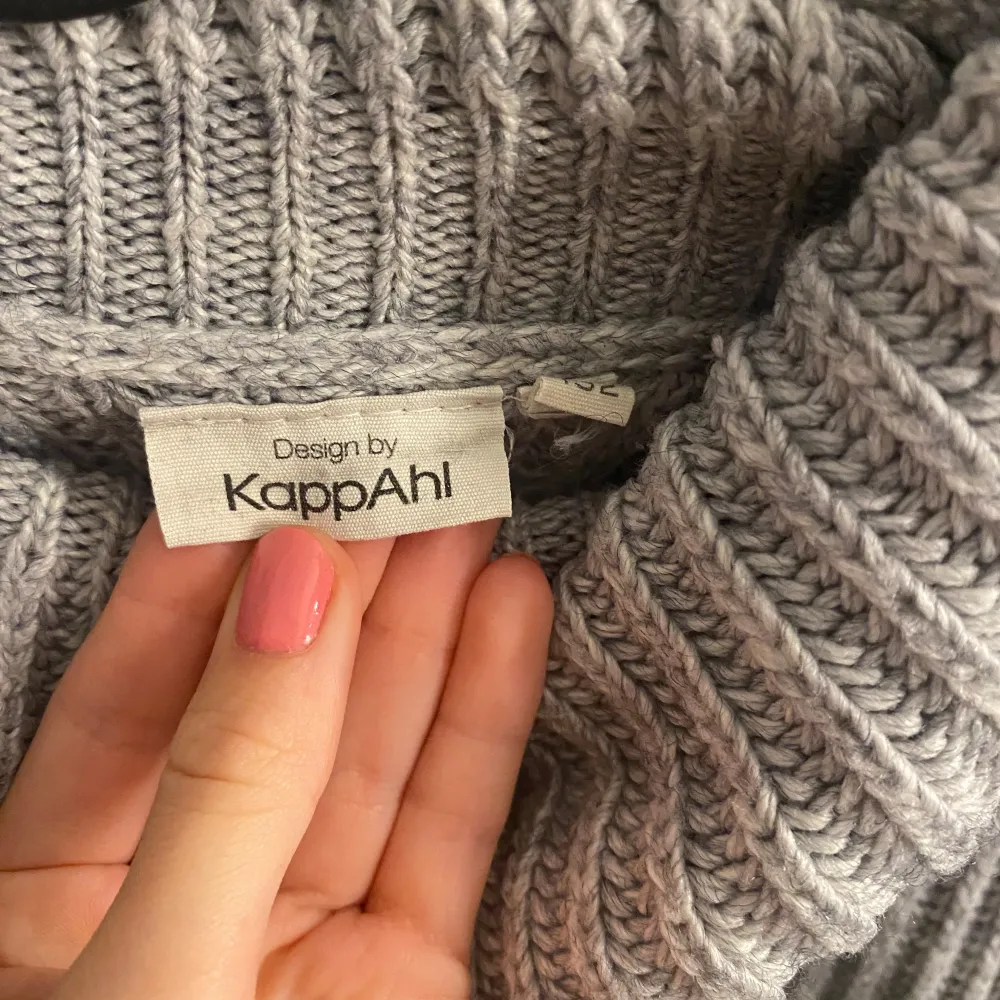 Säljer denna stickade tröja från Kappahl, då jag inte kan ha den längre. Pris kan diskuteras.. Neuleet.