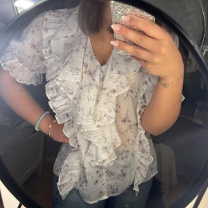 Blommig somrig blus  - Säljer denna superfina blommiga blusen från CC💕 Oanvänd och därmed i nyskick💗 Använd gärna KÖP NU🫶🏽