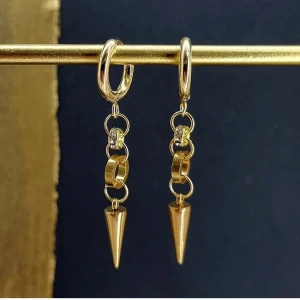 Guldörhängen med kedja och spetsdetalj - Snygga guldörhängen med en unik design! Perfekta för att ge din outfit en edgy touch. Passar både till vardags och fest!     Följ :@ekjewelryofficial🤲 ● 💎Material- 100% rostfritt stål ●Örhängeskrokar -rostfritt stål och kristall. Nickel fri. Vattentåliga, ändrar inte färgen! 