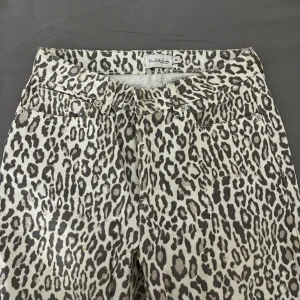 Leopardmönstrade byxor från Noisy May - Säljer ett par snygga leopardmönstrade byxor från Noisy May. De är i mycket bra skick och har en cool och trendig look. Perfekta för en utekväll eller när du vill sticka ut lite extra. Byxorna är i en normal passform och har en klassisk femficksdesign.