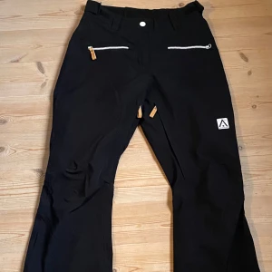 Skidbyxor wearcolour - Säljer ett par svarta skidbyxor i mycket bra skick.