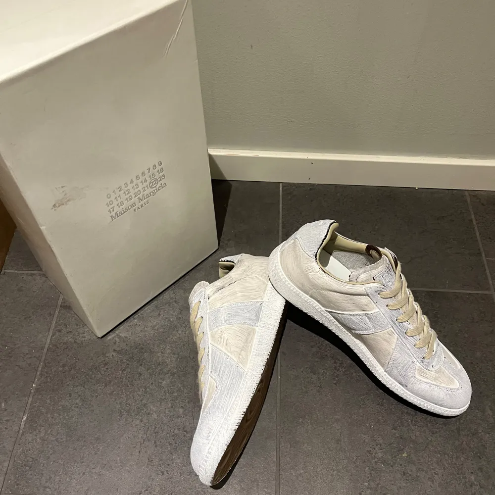 Tja säljer ett par helt nya aldrig använda Masion Margiela sneakers, priset är ej hugget i sten hör av dig vid minsta fundering. Skor.