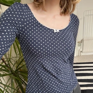 Mysig pyjamaströja - En prickig pyjamaströja som är så gullig med spets och rosett 🤍 Funkar självklart också till vardagen, det är så jag har haft den de få gånger jag använt den 👍 Jättemysigt material, tjockt men fortfarande stretchigt, man känner hur det är bra kvalitet