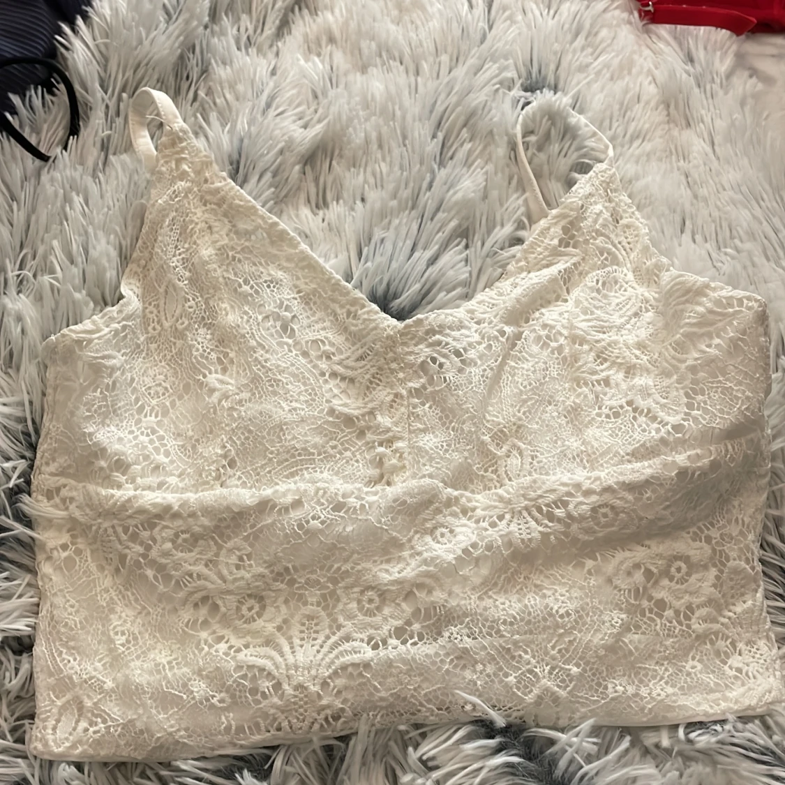 Vit spetslinne från Bik Bok