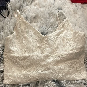 Vit spetslinne från Bik Bok - Säljer ett superfint vitt spetslinne från Bik Bok. Storlek s