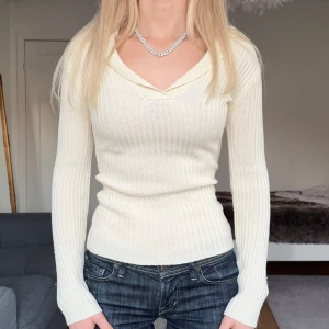 stickad tröja - urringad stickad tröja som sitter fint! 🤍 jag är 173cm & stl S/36/28 för referens 🤍 läs POLICY & FRAKT (i gillade inlägg) innan du skriver 🤍 använd gärna ”Köp” 🤍 