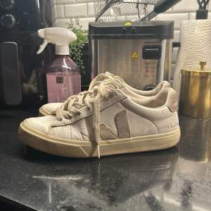 Säljer ett par snygga sneakers från Veja i bra skick. Dom är använda men fortfarande bra skick, storlek 38