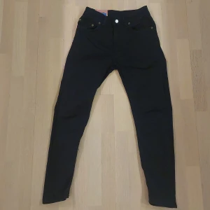 Svarta jeans från Acne Studios - Säljer ett par svarta jeans från Acne Studios i modellen Blå Konst. De är i mycket bra skick och har en tight passform. Perfekta för både vardag och fest! 🖤