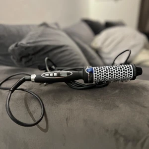 Värmeborste - Säljer värmeborste i felfritt och fungerande skick. Den kommer inte till användning längre och säljes därför. Skicka ett meddelande om du har någon fråga 😊