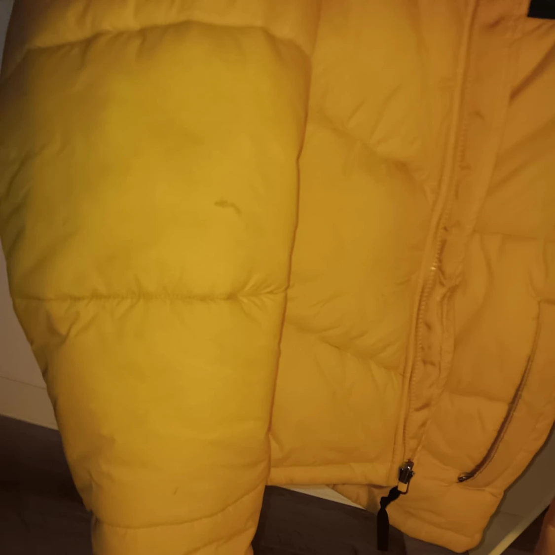 Gul och svart pufferjacka från The North Face - 93