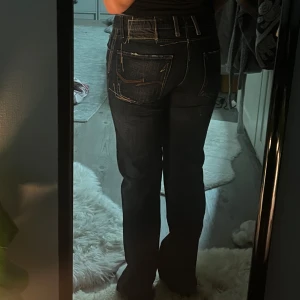 Low waist jeans - Dessa riktigt snygga blå jeans med hål i fram, kommer tyvärr inte till användning.