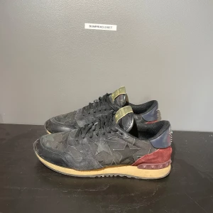 Valentino rockrunners - Riktigt feta rockrunners i bra skick, finns en defekt på ena innersidan men utöver det rätt bra skick. Storlek 40 men passar större. Skriv om intresserad
