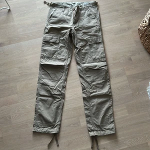 Beige cargobyxor från Carhartt Aviator - Säljer ett par beige cargobyxor Aviator från Carhartt i bra skick. Strlk 28/32
