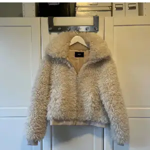 Supermysig beige teddyjacka från bikbok i storlek S. Perfekt för höst och vinter eftersom den är så gosig och varm. . Den är i mycket bra skick och aldrig använd❤️