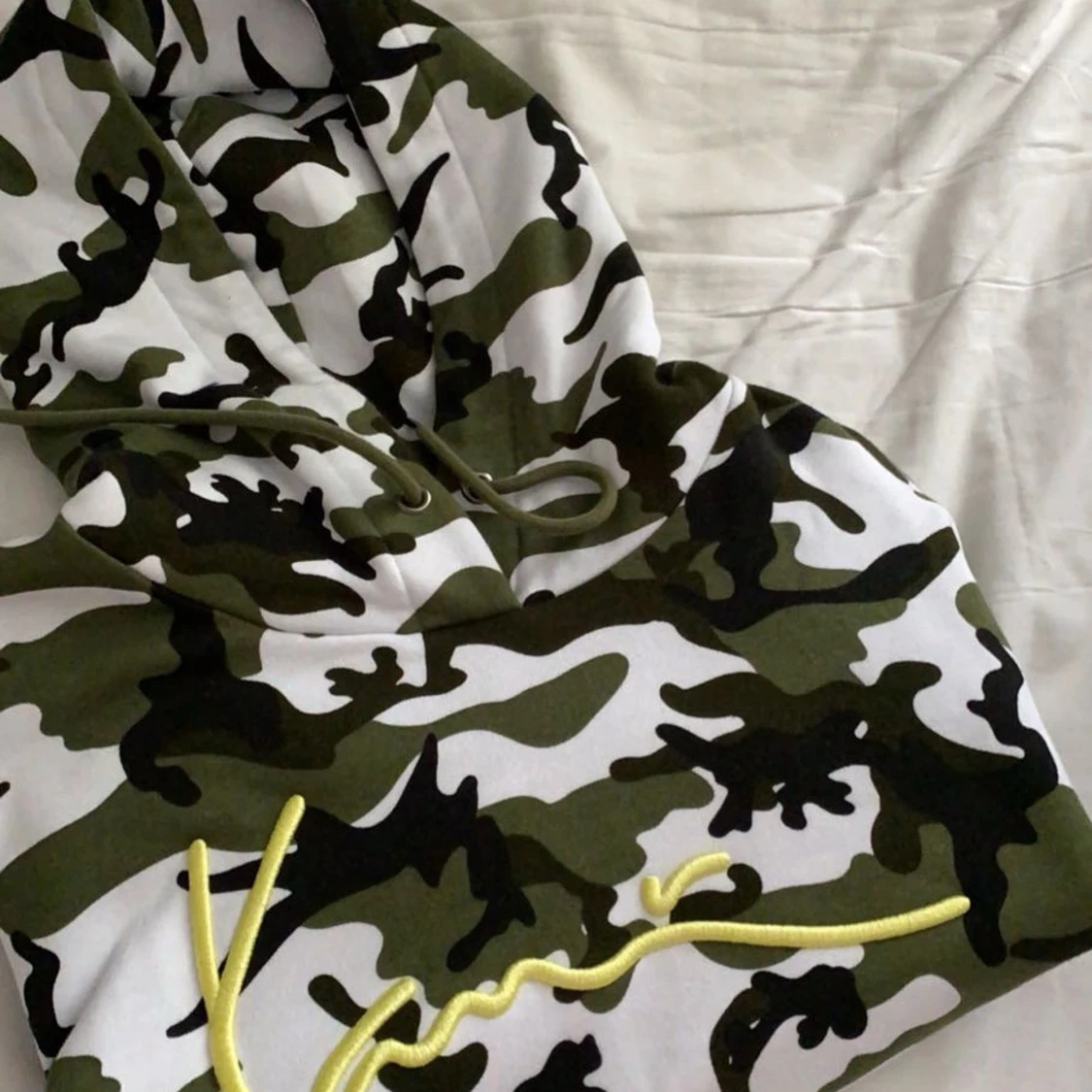 Karl Kani Camouflage hoodie med gul broderad text