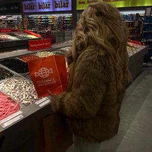 Beige pälsjacka - Säljer en supermysig beige pälsjacka som är både stilren och trendig, perfekt för att hålla sig varm och snygg under höst och vinter. Köpt från hm och använd ca 2 gånger endast, så väldigt fint skick!!