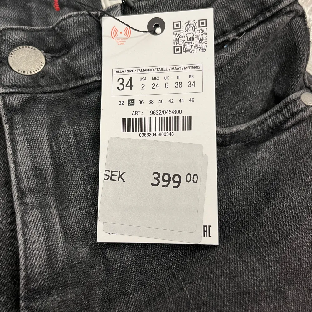 Slutsålda jeans från Zara i modellen midwaist bootcut. Aldrig använda med lappen kvar. Köpta för 400kr💕💕pris kan diskuteras vid snabb affär. Jeans & Byxor.