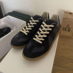 Maison Margiela GATS - Mörkblåa Maison Margiela gats helt nya bara testade, säljer pga för liten storlek. Pris diskuterbart vid snabb affär