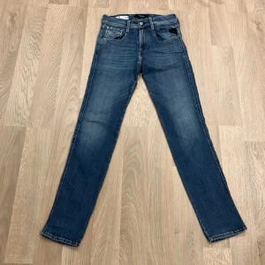  Replay anbass  - Feta Replay anbass nu till höst och vinter. 🍁❄️Jeansen är i väldigt bra skick inga defekter, Nypriset är ungefär 2000 men jag tar 399. Eventuellt vid snabb affär kan pris diskuteras🤩