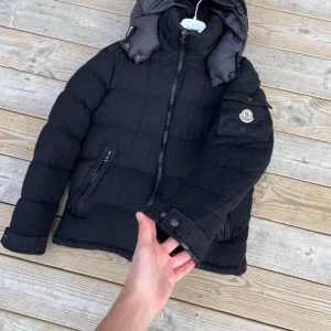 Svart dunjacka från Moncler montegenevre. Moncler montegenevre - 3400!!! Sänkt från 5500, nypris 22800 kr. Moncler montegenevre vinterjacka,  condition 6,5/10 då den krympt i tvätten sitter den som S men är Size 3. 👍🤝 var snabb, fått många intressen. Jag är ca 182 på bilden 
