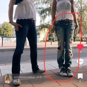 Lågmidjade jeans med slitningar - Säljer ett par lågmidjade ljusblå jeans med coola slitningar. Näst intill oanvända och super fint skick! Så snygga men kommer tyvärr inte till användning.💘