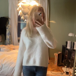 Vit mohair/ull-blandad tröja från H&M - Mysig och fluffig vit tröja från H&M i en mohair/ull-blandning. Perfekt för kyliga dagar med sin långärmade design och ribbade muddar. Den är verkligen skit snygg och får allitd frågor om vart den kommer ifrån . Slutsåld på hemsidan . Köptes för 799kr. Säljer för 500