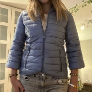 Trekvartsärmad dunjacka - LÅNADE BILDER FRÅN TIDIGARE SÄLJARE! Köpt här på plick, aldrig använd! Så säljer vidare. Insidan har blommigt rosa mönster