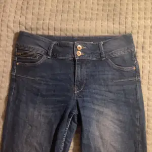 Säljer ett par blå jeans från Lindex i storlek i 40 men passar även som 38. De har en slim passform och är i bra skick, endast lite slitage då blivit väl använda💙