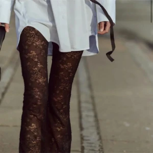 Svarta spetsbyxor - Säljer ett par snygga svarta spetsbyxor från zara💋 byxorna är bara använda en gång och kommer i mycket fint skick🩷