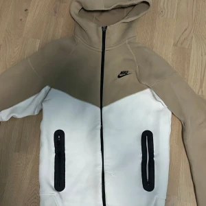 Nike tech - Tjenare Nike tech försäljning vill att någon där ute som vill ha Nike tech att den kommer till användning för den passar ej mig skick 7/10!