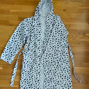 Dalmatian bathrobe - This is a hooded bathrobe with belt, Dalmatian dog color. 100% cotton. For height 158-164 cm.